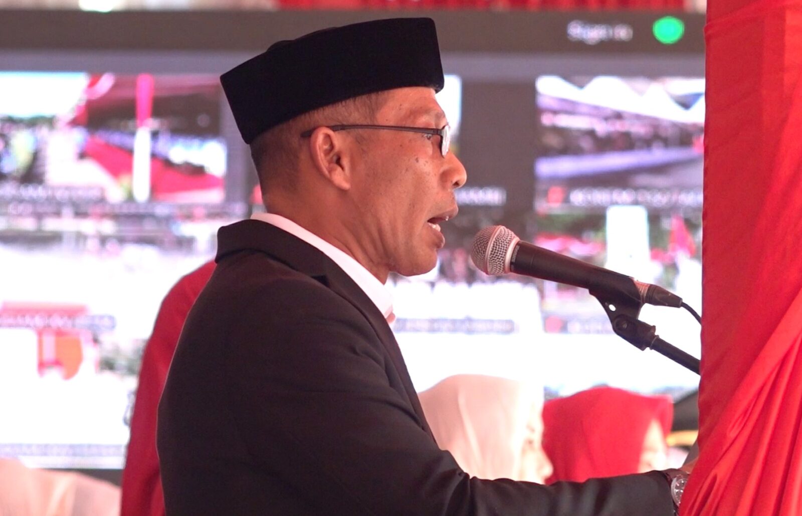 Ketua DPR Aceh Zulfadhli baca teks Proklamasi di HUT RI ke-80 di Blang Padang Banda Aceh