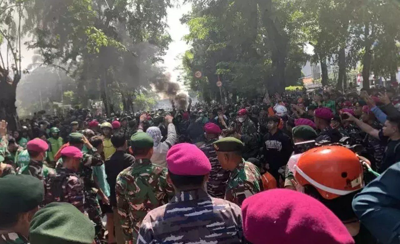 Buntut tewasnya Affan Kurniawan, warga dan driver ojol serbu Mako Brimob
