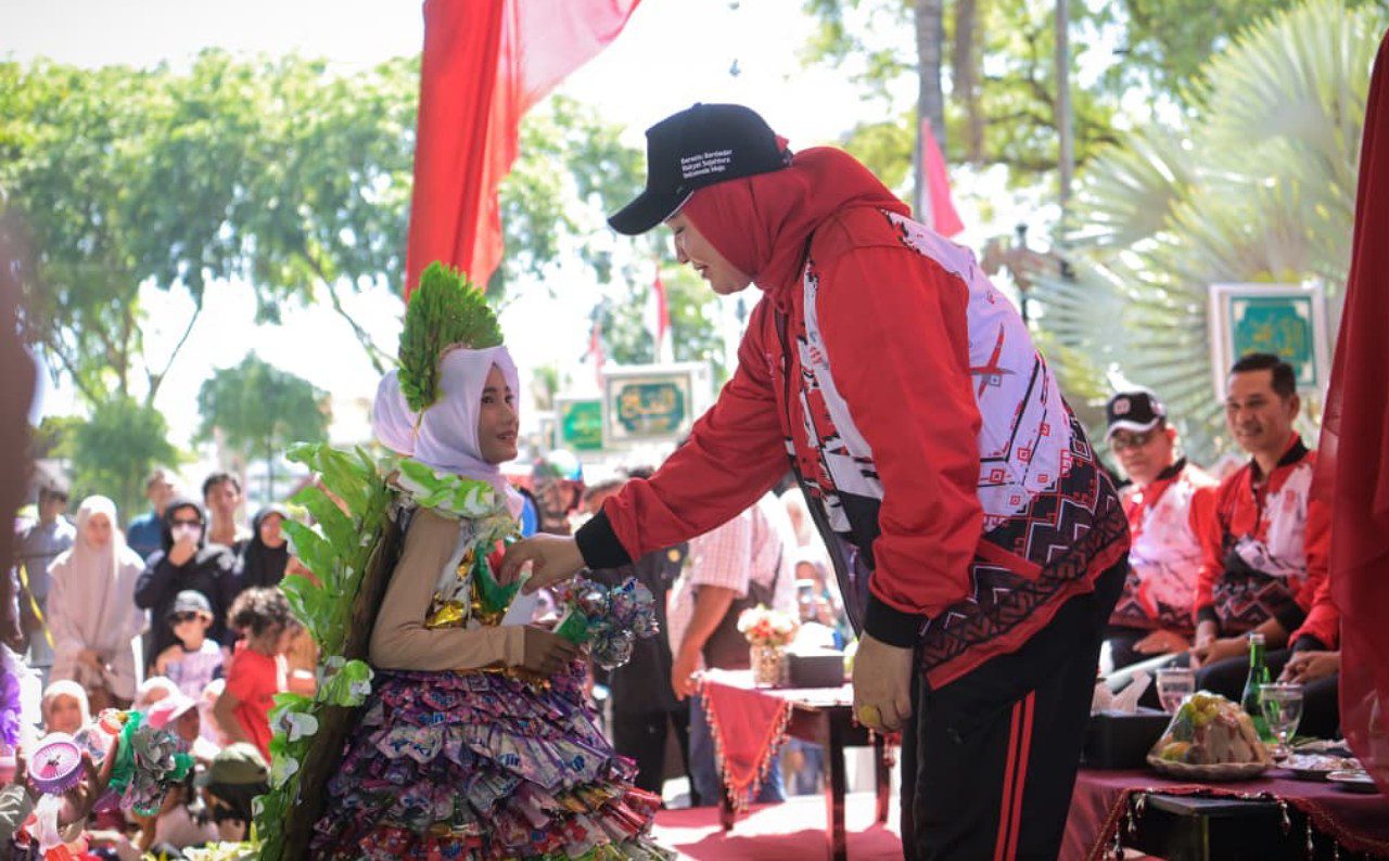 4.185 pelajar Banda Aceh dan Aceh Besar meriahkan pawai budaya HUT RI ke-80, disambut istri Gubernur Aceh Marlina Usman