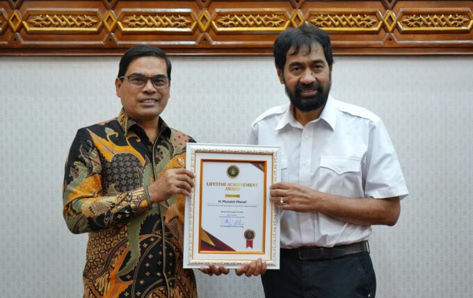 UIN Ar-Raniry Banda Aceh beri penghargaan kepada Mualem