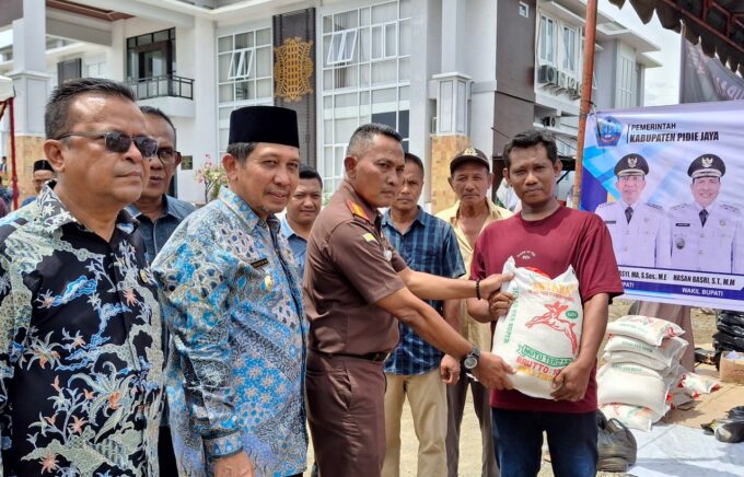 Pasar murah dan bakti sosial HUT Kejaksaan ke-80 di Pidie Jaya