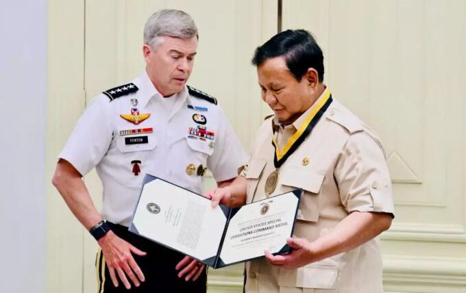 Prabowo dapat medali khusus dari Jenderal Amerika Serikat
