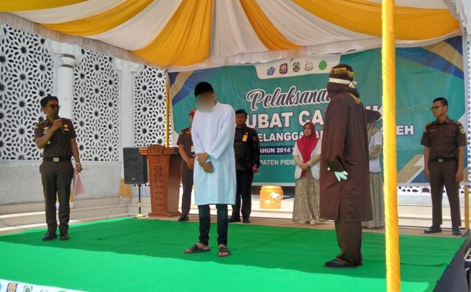 Dua pelaku judol di Pidie Jaya dicambuk