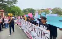 Puluhan pemuda demo Polda Aceh tuntut tangkap tersangka korupsi wastafel Syifak M Yus