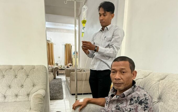 Meski sakit, Abang Samalanga paksa diri temui ribuan demonstran di Gedung DPR Aceh