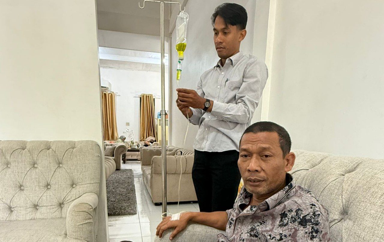 Meski sakit, Abang Samalanga paksa diri temui ribuan demonstran di Gedung DPR Aceh