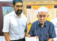 Mualem kukuhkan Abuya Syekh H Amran Waly Al-Khalidy sebagai Wali Agama Aceh POPULARITAS.COM - Gubernur Muzakir Manaf, Jumat (24/10/2025), mengukuhkan Abuya Syekh H Amran Waly Al-Khalidy sebagai Wali Agama Aceh. Pengukuhan disampaikan langsung oleh Mualem melalui surat tertulis yang ia tandatangani. Pengukuhan dan sekaligus penyerahan surat sebagai Wali Agama dilakukan Mualem saat kunjungannya ke Labuhanhaji, Aceh Selatan. “Saya ingin selama memimpin Aceh, ulama dan umarah kompak dan bersatu padu untuk membangun negeri yang kita cintai ini,” ujar Mualem.