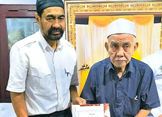 Mualem kukuhkan Abuya Syekh H Amran Waly Al-Khalidy sebagai Wali Agama Aceh POPULARITAS.COM - Gubernur Muzakir Manaf, Jumat (24/10/2025), mengukuhkan Abuya Syekh H Amran Waly Al-Khalidy sebagai Wali Agama Aceh. Pengukuhan disampaikan langsung oleh Mualem melalui surat tertulis yang ia tandatangani. Pengukuhan dan sekaligus penyerahan surat sebagai Wali Agama dilakukan Mualem saat kunjungannya ke Labuhanhaji, Aceh Selatan. “Saya ingin selama memimpin Aceh, ulama dan umarah kompak dan bersatu padu untuk membangun negeri yang kita cintai ini,” ujar Mualem.