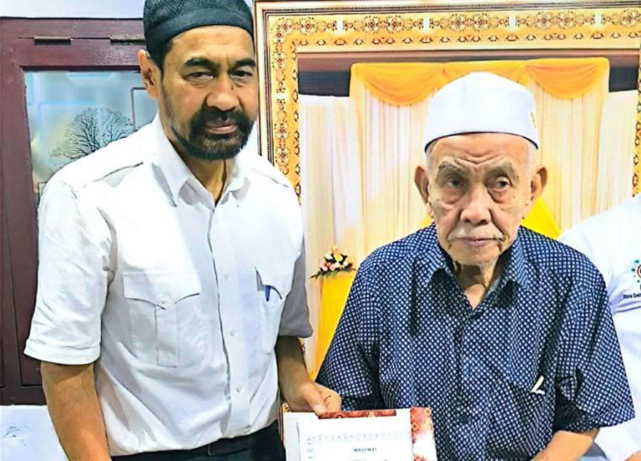 Mualem kukuhkan Abuya Syekh H Amran Waly Al-Khalidy sebagai Wali Agama Aceh POPULARITAS.COM - Gubernur Muzakir Manaf, Jumat (24/10/2025), mengukuhkan Abuya Syekh H Amran Waly Al-Khalidy sebagai Wali Agama Aceh. Pengukuhan disampaikan langsung oleh Mualem melalui surat tertulis yang ia tandatangani. Pengukuhan dan sekaligus penyerahan surat sebagai Wali Agama dilakukan Mualem saat kunjungannya ke Labuhanhaji, Aceh Selatan. “Saya ingin selama memimpin Aceh, ulama dan umarah kompak dan bersatu padu untuk membangun negeri yang kita cintai ini,” ujar Mualem.