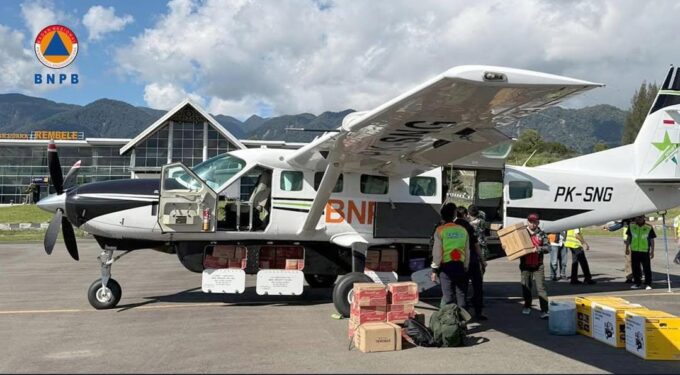 Akses darat putus, BNPB kirim bantuan banjir ke Bener Meriah lewat udara