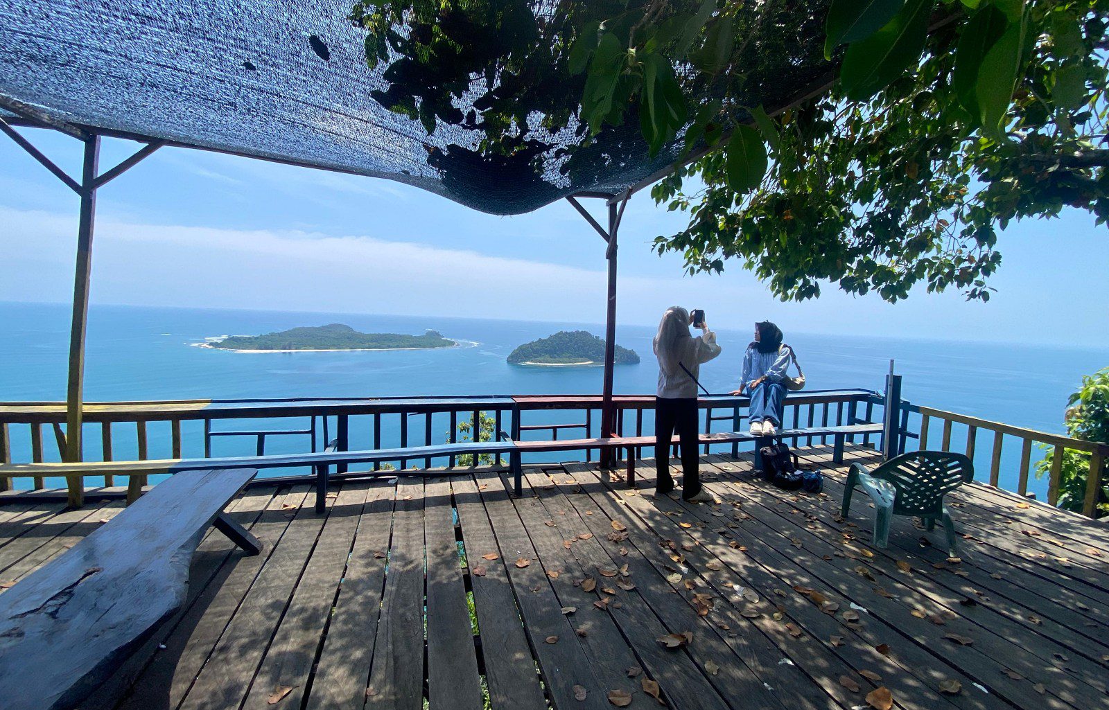 Suguhan gunung dan laut dari Puncak Geurutee di Aceh Jaya