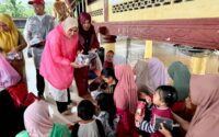 Kak Na bagi makanan dan serahkan bantuan bagi pengungsi banjir di Aceh Utara
