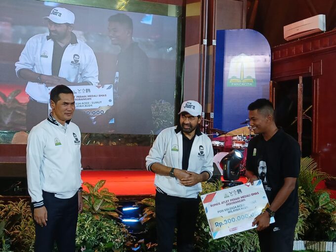 Mualem bagi bonus atlet PON Aceh senilai Rp69,6 miliar