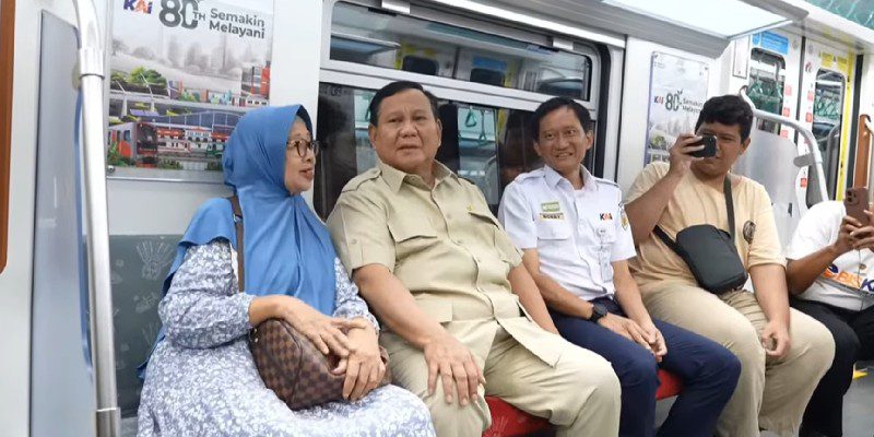 Ke Istana Negara, Prabowo pililh naik KRL