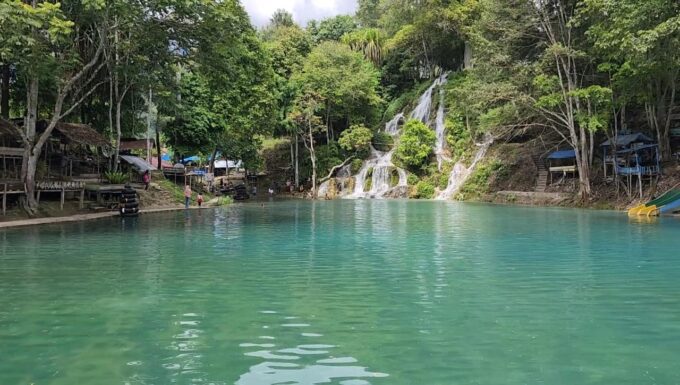 Permata tersembunyi air terjun kolam biru rerebe di Gayo Lues