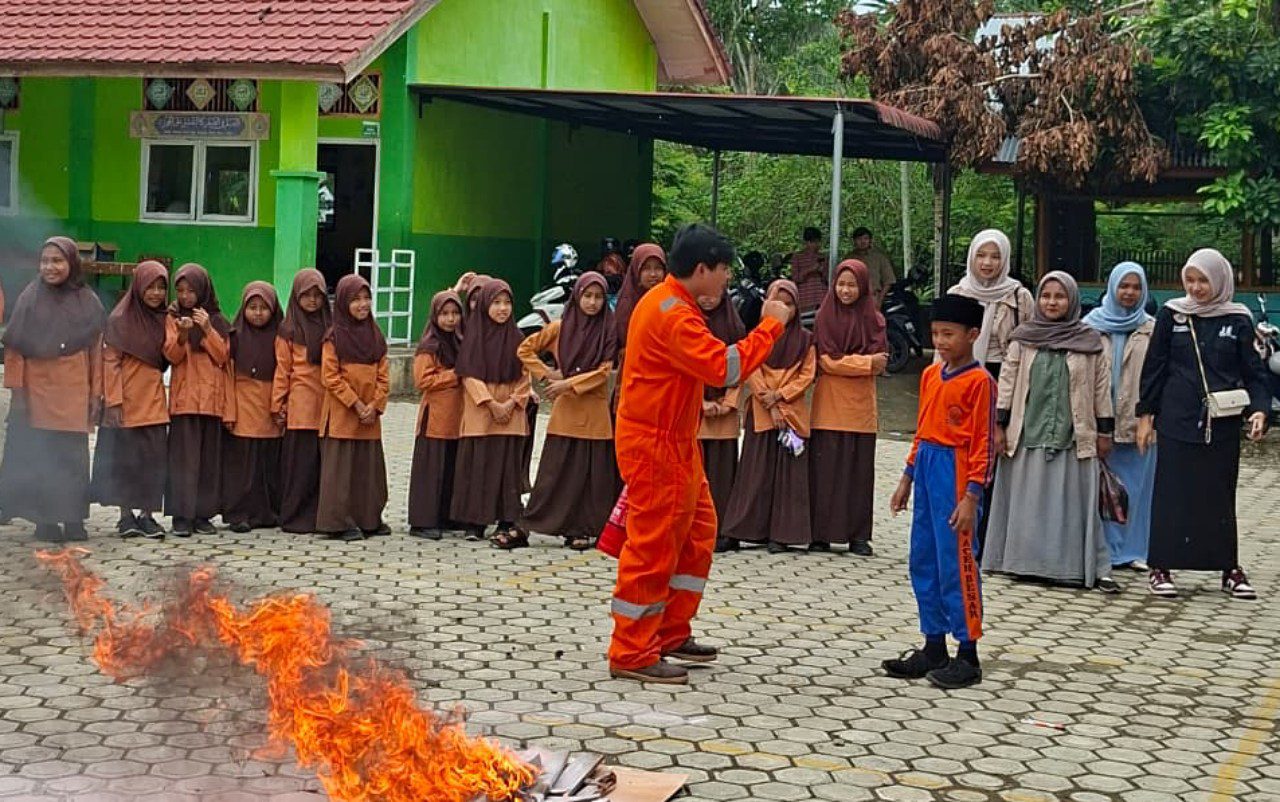 Mahasiswa FT USK perkenalkan K3L bagi siswa SD MIN 42 Aceh Besar