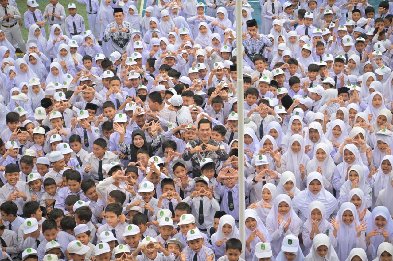 Hari Guru Nasional 2025, Sekda M Nasir pimpin apel di MIN 1 Banda Aceh
