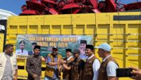 Ketua DPR Aceh dan Kepala Baitul Mal serahkan bantuan ke Pidie Jaya