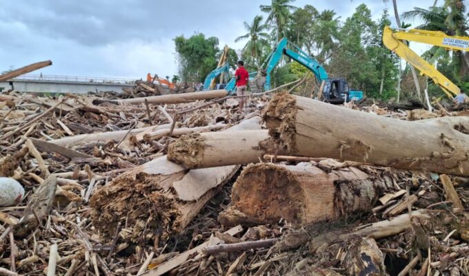 Air, lumpur, dan gelondongan kayu potret pascabencana di Pidie Jaya