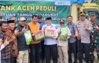 Mualem dan Fadhil Ilyas antar bantuan logistik ke Jabi-Jabi Kota Subulussalam