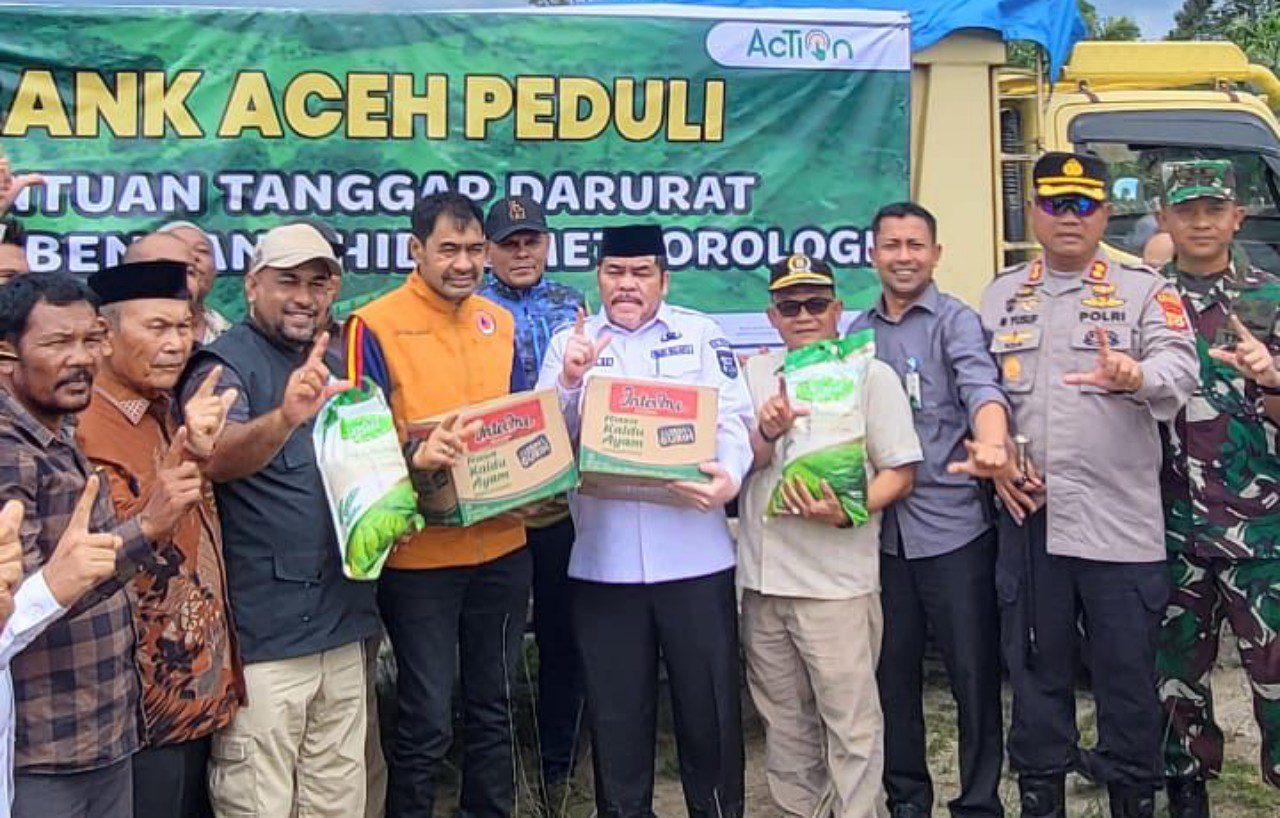 Mualem dan Fadhil Ilyas antar bantuan logistik ke Jabi-Jabi Kota Subulussalam