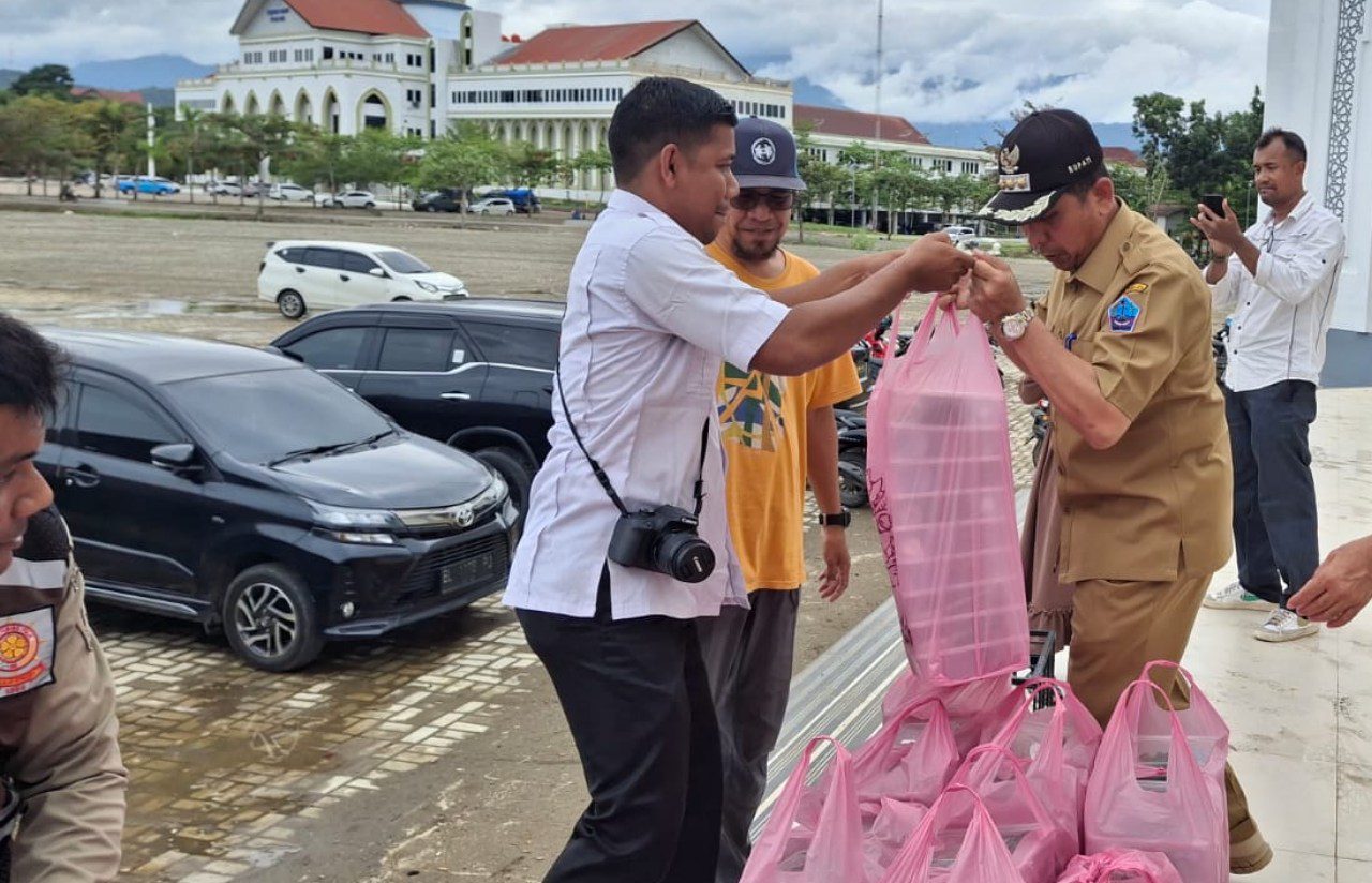 Bupati Pidie Jaya angkat sendiri bantuan 1.000 paket makanan siap saji dari Wali Nanggroe Aceh