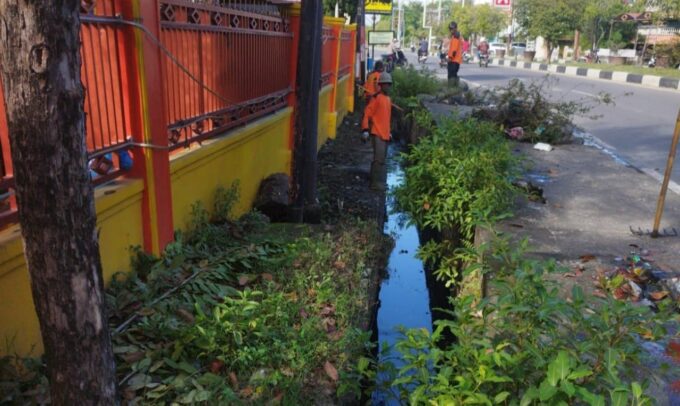 DLH Pidie kerahkan 24 personil bersihkan drainase pasca-banjir