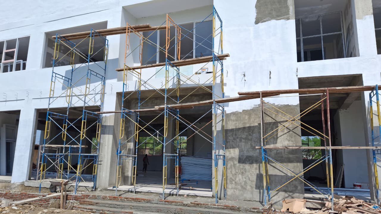 Alasan PT. Nugraha masih dapat mengerjakan proyek tersebut disebabkan Dinas Perkim "memanjakan" perusahaan tersebut dengan melakukan perpanjangan atau adendum kontrak hingga 30 Desember 2025, agar rekanan dapat menuntaskan pembangunan gedung di lokasi RTH itu.