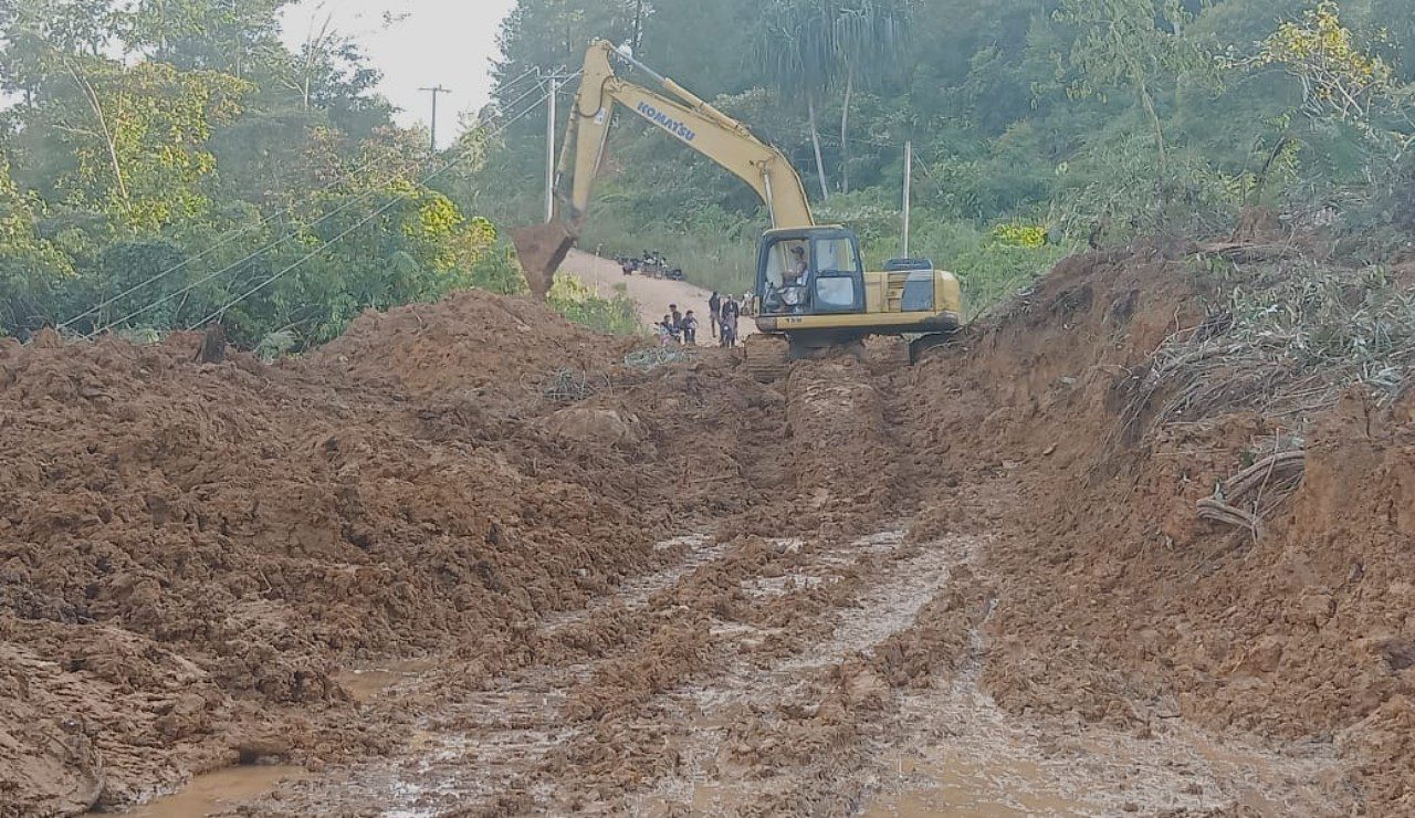 Kerahkan 3 beko, Dinas PUPR Aceh bersihkan empat titik longsor di ruas jalan KKA-Bener Meriah