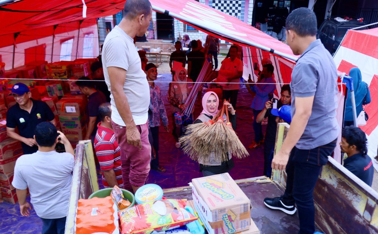 Posko Utama Penanganan banjir di Bireuen pimpinan Abang Samalanga tuai pujian dari Kak Na
