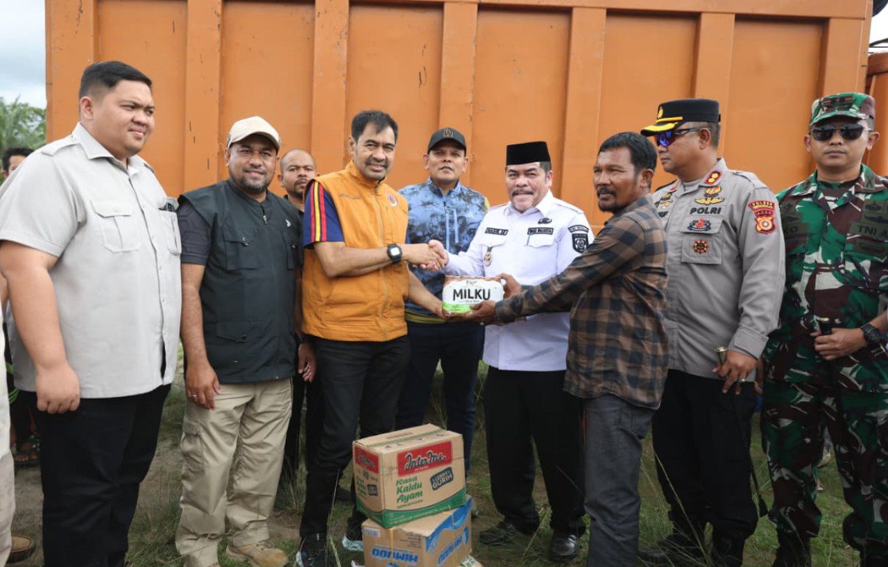Mualem dan Yayasan As-Sumatrani salurkan bantuan empat truk sembako di Subulussalam dan Aceh Selatan