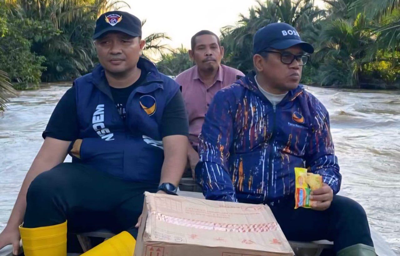 Naik perahu, Muslim Aiyub antar logistik ke dua desa terisolir akibat banjir di Aceh Singkil