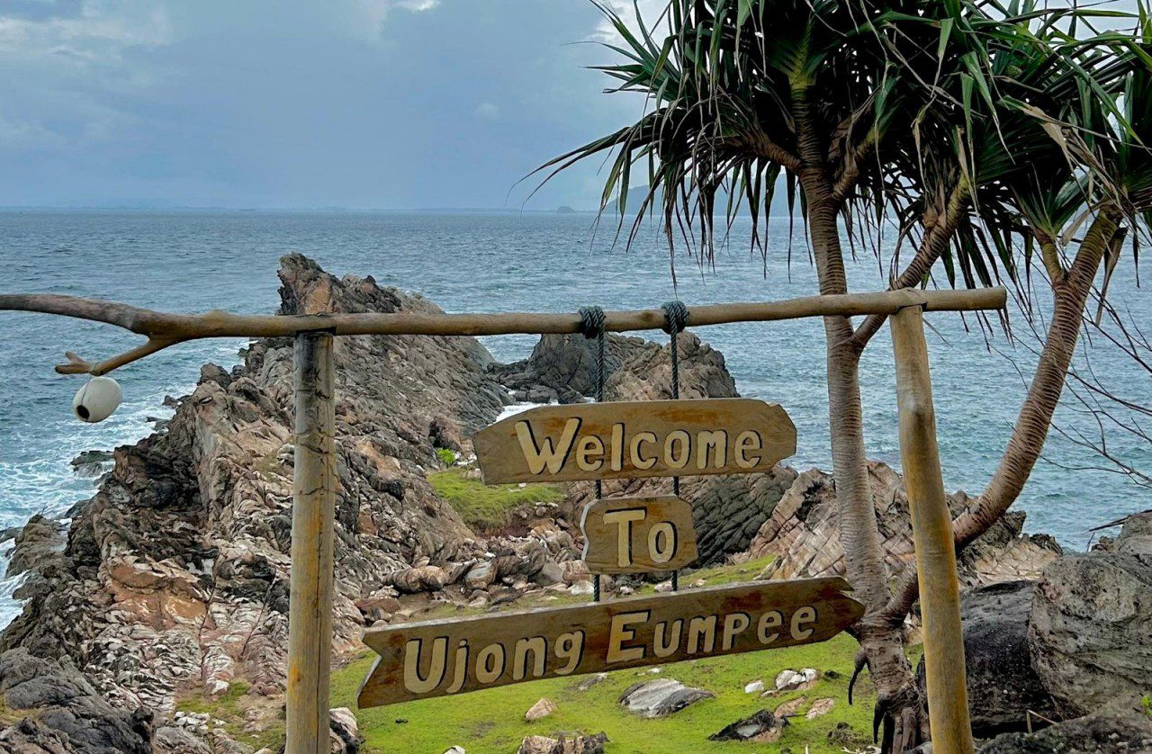 Wisata Pulo Nasi, menikmati Samudera Hindia dari atas karang di Ujong Eumpee