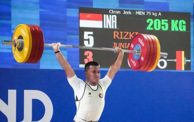 Lifter Indonesia Rizki Juniansyah pecahkan rekor dunia di SEA GAMES 2025 di Thailand