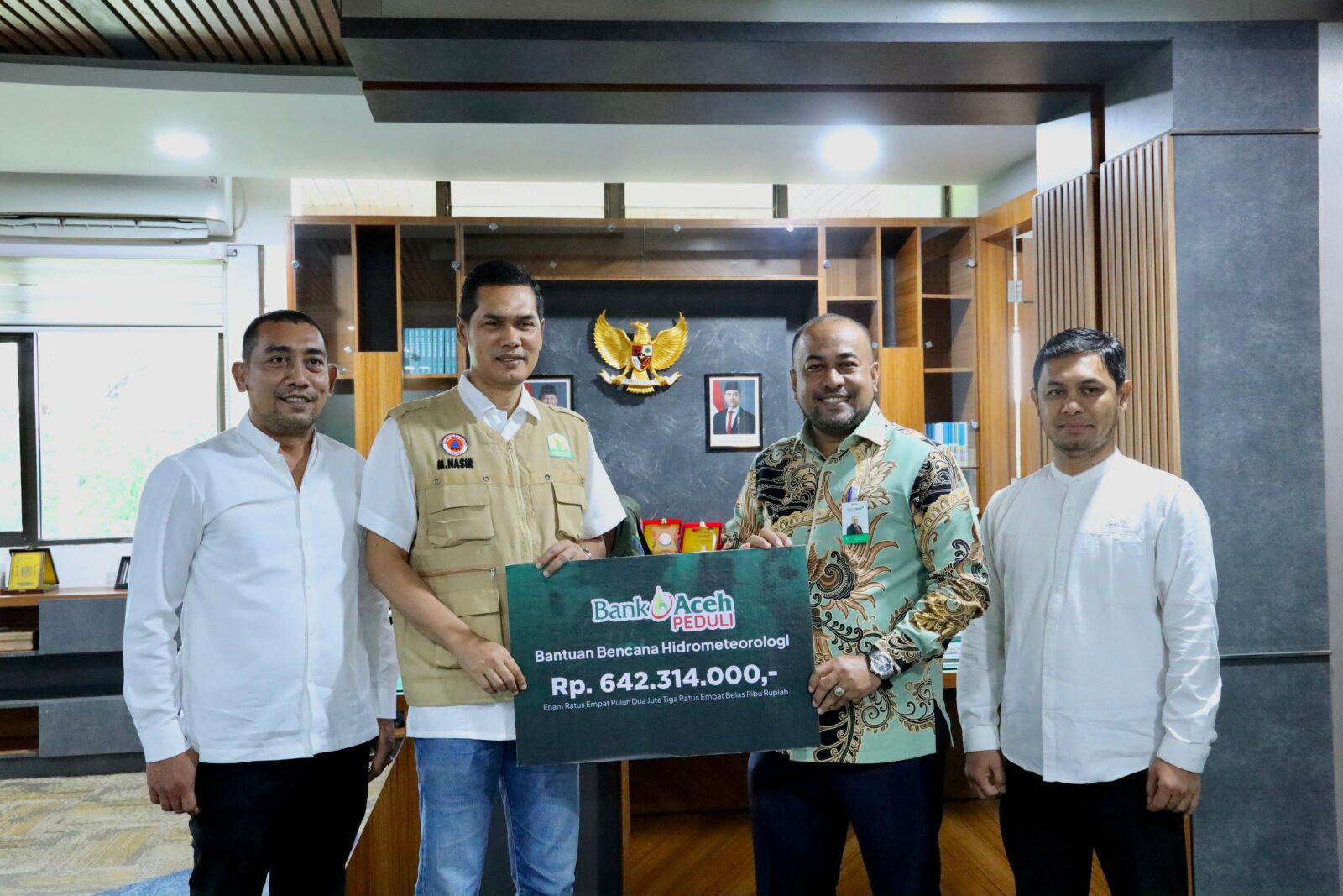Donasi warga Rp642,3 juta lewat Bank Aceh Peduli untuk korban banjir diserahkan Dirut Fadhil Ilyas