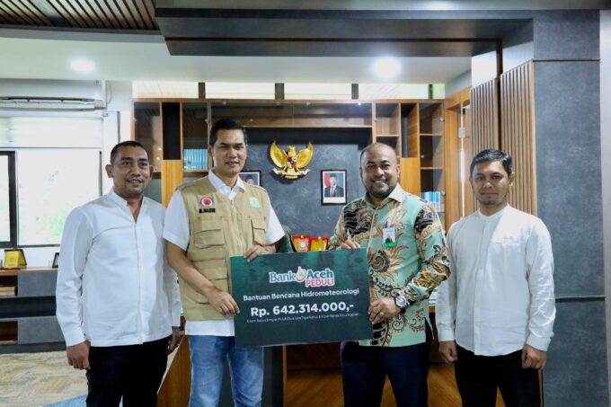 Donasi warga Rp642,3 juta lewat Bank Aceh Peduli untuk korban banjir diserahkan Dirut Fadhil Ilyas