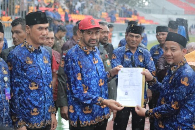 Meski basah kuyup, Mualem semangat berikan SK PPPK ribuan honorer