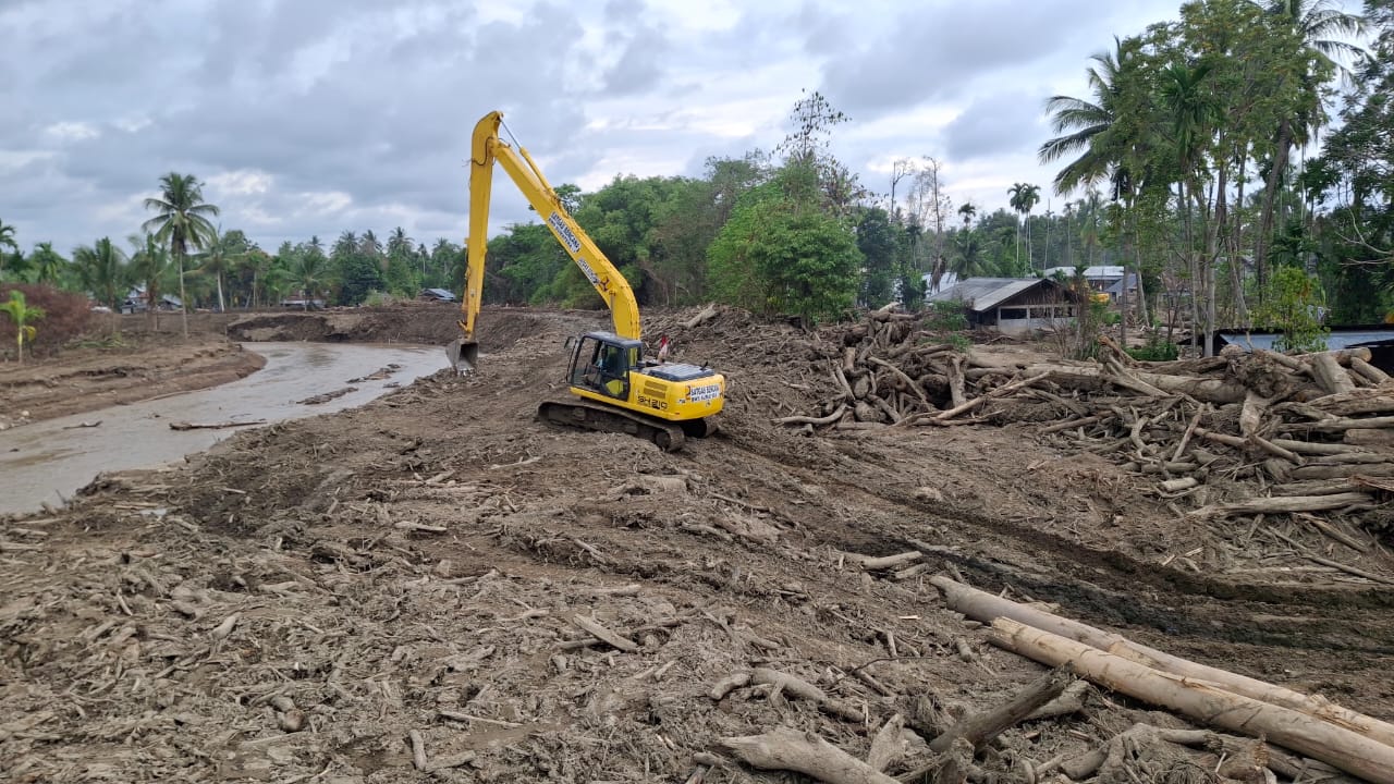 Ribuan kubik kayu yang terbawa banjir bandang di Krueng Meureudu Pidie Jaya lenyap