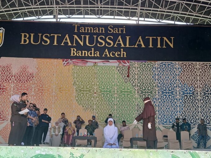 Transaksi esek-esek lewat aplikasi online, dua warga di cambuk di Banda Aceh
