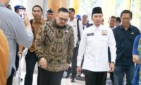 Ibas minta kader Demokrat Aceh bantu pemulihan pascabencana POPULARITAS.COM - Wakil Ketua Umum Parti Demokrat, Edhi Baskoro Yudhoyono, minta para kader dan pengurus partai, bantu pemulihan Aceh pascabencana. Hal itu disampaikannya saat berkunjung ke kantor DPD Partai Demokrat Aceh, Selasa (10/2/2026) di Banda Aceh. Kunjungan Ibas sapaan karib Edhi Baskoro, ke Kantor DPD Partai Demokrat Aceh, sekaligus temu ramah dan silatuhrahmi dengan para pengurus dan kader partai berlambang Mercy itu di provinsi ujung barat Sumatra tersebut. Ibas sendiri, hadir ke Aceh dalam rangkaian rapat antara Pimpinan MPR RI dengan Mendagri dan Pemerintah Aceh, untuk membahas rehabilitasi dan rekontruksi Aceh pascabencana. “Mari kita perkuat solidaritas kader. Aktifkan seluruh pengurus, untuk kawal percepatan pemulihan Aceh,” katanya. Kedatangan Ibas ke kantor Partai Demokrat Aceh, disambut langsung Plt Ketua DPD Rian Firmansyah dan Sekretaris Arife Fadillah. Lanjut Ibas, ia terus memantau perkembangan pemulihan Aceh pascabencana. Saat ini, kebutuhan sandang, pangan, dan papan prioritas utama. Dia juga menekankan proses pembangunan sarana dan prasarana jalan, jembatan, dan fasilitas umum harus segera. Terutama, pembangunan rumah-rumah rakyat juga mesti jadi skala prioritas. Nah, kader-kader partai, baik yang duduk di legislatif maupun eksekutif, harus membantu, mengawal, dan sekaligus aktif, tambahnya lagi. Saat ini, sambung Ibas lagi, pemerintah pusat telah mengalokasikan banyak skema bantuan, termasuk anggaran untuk rehabilitas, bantuan sosial, serta pembangunan hunian sementara dan hunian tetap. “Tugas kader, untuk mengawal proses ini agar transparan dan efektif,” imbuhnya. Selain itu, Ibas mengapresiasi keterlibatan berbagai pihak, mulai dari TNI-Polri, kementerian, hingga relawan dan masyarakat lokal dalam membantu penanganan bencana. Ia juga mendorong pelibatan masyarakat dalam kegiatan pemulihan ekonomi dan pembangunan agar pemulihan berjalan lebih cepat dan berkelanjutan.
