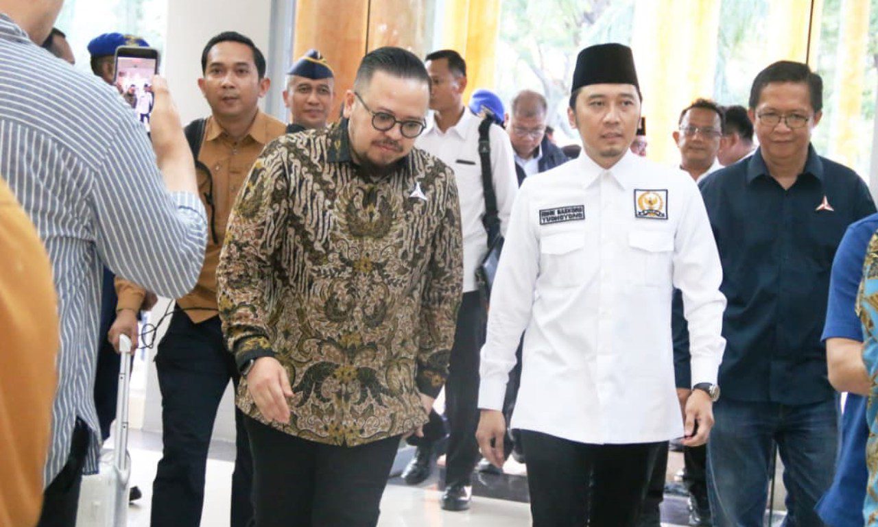 Ibas minta kader Demokrat Aceh bantu pemulihan pascabencana POPULARITAS.COM - Wakil Ketua Umum Parti Demokrat, Edhi Baskoro Yudhoyono, minta para kader dan pengurus partai, bantu pemulihan Aceh pascabencana. Hal itu disampaikannya saat berkunjung ke kantor DPD Partai Demokrat Aceh, Selasa (10/2/2026) di Banda Aceh. Kunjungan Ibas sapaan karib Edhi Baskoro, ke Kantor DPD Partai Demokrat Aceh, sekaligus temu ramah dan silatuhrahmi dengan para pengurus dan kader partai berlambang Mercy itu di provinsi ujung barat Sumatra tersebut. Ibas sendiri, hadir ke Aceh dalam rangkaian rapat antara Pimpinan MPR RI dengan Mendagri dan Pemerintah Aceh, untuk membahas rehabilitasi dan rekontruksi Aceh pascabencana. “Mari kita perkuat solidaritas kader. Aktifkan seluruh pengurus, untuk kawal percepatan pemulihan Aceh,” katanya. Kedatangan Ibas ke kantor Partai Demokrat Aceh, disambut langsung Plt Ketua DPD Rian Firmansyah dan Sekretaris Arife Fadillah. Lanjut Ibas, ia terus memantau perkembangan pemulihan Aceh pascabencana. Saat ini, kebutuhan sandang, pangan, dan papan prioritas utama. Dia juga menekankan proses pembangunan sarana dan prasarana jalan, jembatan, dan fasilitas umum harus segera. Terutama, pembangunan rumah-rumah rakyat juga mesti jadi skala prioritas. Nah, kader-kader partai, baik yang duduk di legislatif maupun eksekutif, harus membantu, mengawal, dan sekaligus aktif, tambahnya lagi. Saat ini, sambung Ibas lagi, pemerintah pusat telah mengalokasikan banyak skema bantuan, termasuk anggaran untuk rehabilitas, bantuan sosial, serta pembangunan hunian sementara dan hunian tetap. “Tugas kader, untuk mengawal proses ini agar transparan dan efektif,” imbuhnya. Selain itu, Ibas mengapresiasi keterlibatan berbagai pihak, mulai dari TNI-Polri, kementerian, hingga relawan dan masyarakat lokal dalam membantu penanganan bencana. Ia juga mendorong pelibatan masyarakat dalam kegiatan pemulihan ekonomi dan pembangunan agar pemulihan berjalan lebih cepat dan berkelanjutan.