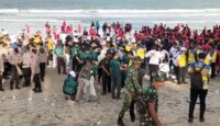 Disentil jorok dan kotor, ribuan TNI/Polri dan warga bersihkan Pantai Kuta Bali
