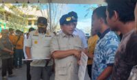Didampingi Wagub Aceh, Tito serahkan Rp30 juta bagi warga di Aceh Tamiang untuk perbaikan rumah rusak