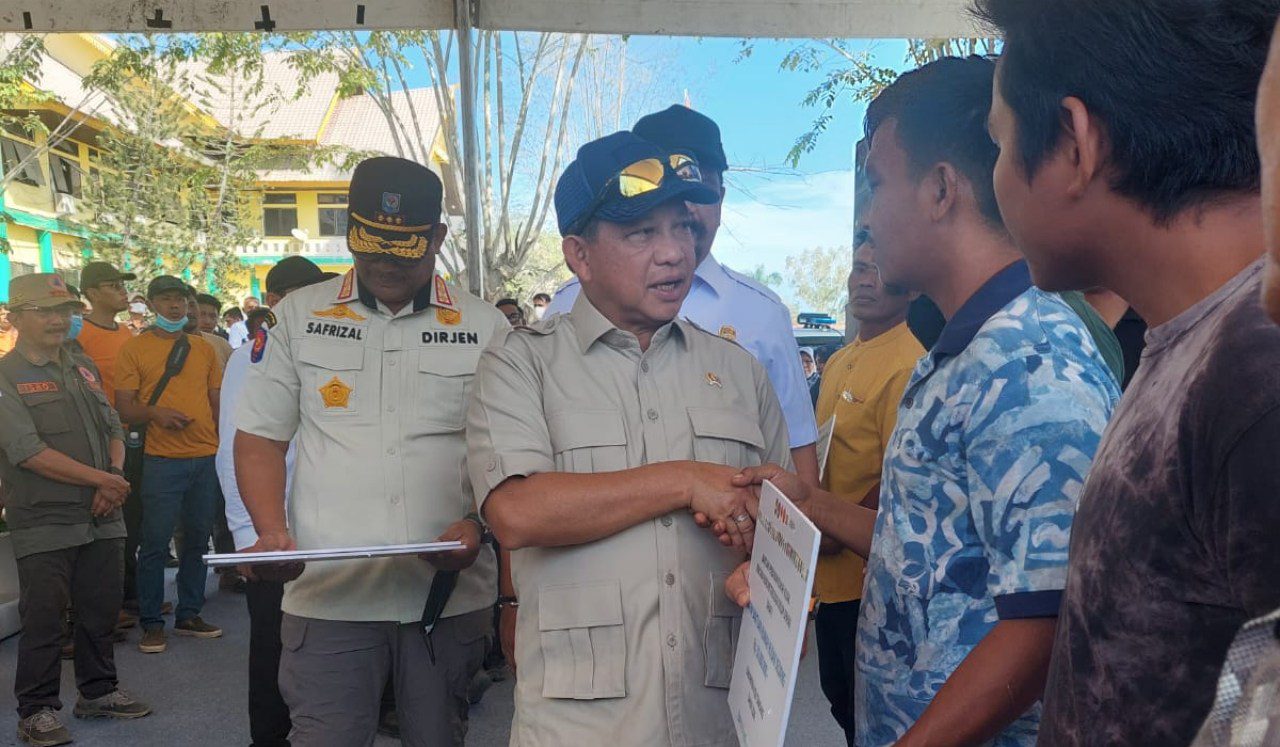 Didampingi Wagub Aceh, Tito serahkan Rp30 juta bagi warga di Aceh Tamiang untuk perbaikan rumah rusak