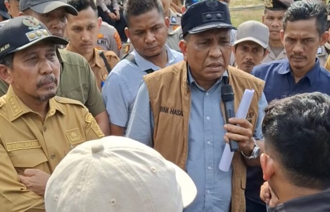 Adu mulut Wabup Pidie Jaya Hasan Basri dan warga saat unjuk rasa di kantor bupati