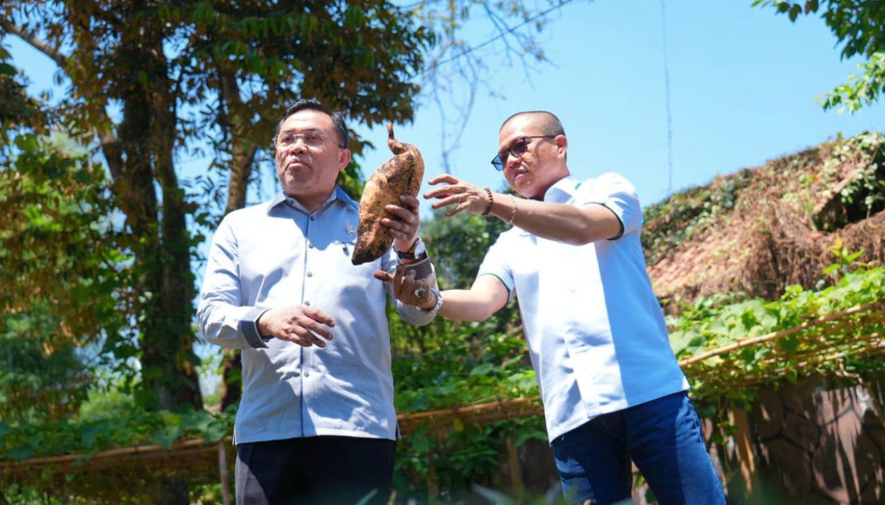 Bupati Bandung dan Waka BGN Sony Sonjaya panen perdana program Gertaman