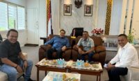 Nasdem Aceh tegaskan dukungan ke Pemerintahan Mualem-Dek Fadh dan kepemimpinan Abang Samalanga di DPRA BANDA ACEH - Ketua DPD Partai Nasdem Aceh, Irsan Sosiawan tegaskan dukungannya, untuk Pemerintahan Mualem-Dek Fadh, serta kepemimpinan Zulfadhli sebagai Ketua DPRA. Hal itu disampaikan anggota DPR RI itu, saat bertemu dengan Abang Samalanga di ruang kerjanya, Selasa 21 April 2026. “Secara sikap dan kebijakan partai, kami tegaskan dukungan penuh untuk Pemerintahan Mualem-Dek Fadh serta kepemimpinan Abang Samalanga sebagai Ketua DPR Aceh,” katanya. Dukungan ini tentu didasarkan pertimbangan dan analisa mendalam bahwa, sejak Mualem-Dek Fadh dilantik sebagai Gubernur dan Wakil Gubernur Aceh, telah banyak kemajuan yang dicapai oleh keduanya. Aspek lain yang tak kalah penting, dukungan itu tentu sebagai langkah politik agar Mualem-Dek Fadh dapat bekerja lebih optimal demi mempercepat proses pemulihan Aceh pasbencana. “Kita ingin, sikap politik kita bisa mendorong keduanya untuk fokus pulihkan daerah ini,” ujarnya. Sebagai langkah kongkrit dukungan itu, dirinya telah memerintahkan Ketua Fraksi Partai Nasdem di DPR Aceh, untuk mengambil tindakan-tindakan nyata dalam setiap proses politik di lembaga parlemen atas seluruh kebijakan pemerintah Aceh dibawah kepemimpinan Mualem Dek Fadh. Lewat kesempatan pertemuan itu, Irsan Sosiawan juga tegaskan hal serupa untuk Ketua DPR Aceh Zulfadhli. “Kami, Partai Nasdem, solid dukung kepemimpinan Abang Samalanga,” tandasnya. Wujud nyata dukungan Partai Nasdem untuk Abang Samalanga, dirinya juga telah beri instruksi tegas bagi Ketua Fraksi, untuk melakukan teguran, evaluasi, serta pertimbangan lain yang dianggap penting, jika nantinya ada anggota partai yang tidak selaras dengan kebijakan Nasdem Aceh saat ini. Apalagi, lanjut Irsan kemudian, selama DPR Aceh dipimpin Abang Samalanga, dirinya melihat banyak kemajuan positif, terutama soliditas lembaga yang terus seirama dengan Pemerintah Aceh. “Abang Samalanga ini orang baik, harus kita dukung, sebab beliau ini orang kepercayaan Mualem. Jadi, Nasdem mendukung pemerintah Aceh dan orang-orang yang dipercaya oleh Muzakir Manaf, seperti Zulfadhli,” tandasnya.