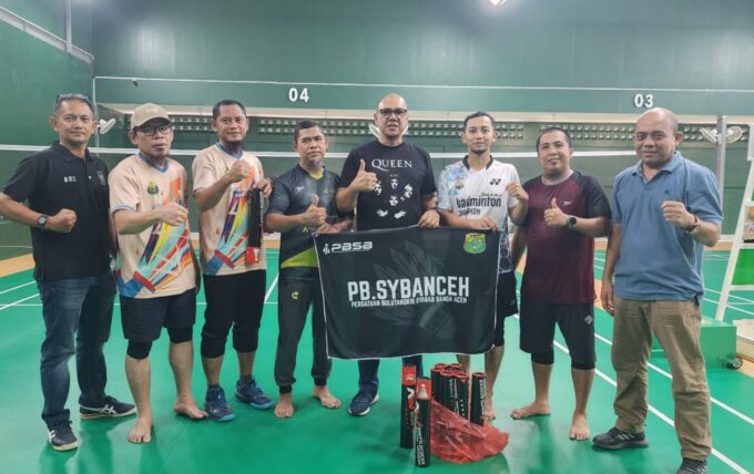 PBSI Banda Aceh serahkan bantuan kok untuk PB Syibanceh