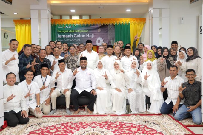 Bank Aceh lepas keberangkatan 1.624 calon jemaah haji, Dirut Fadhil Ilyas ikut berangkat
