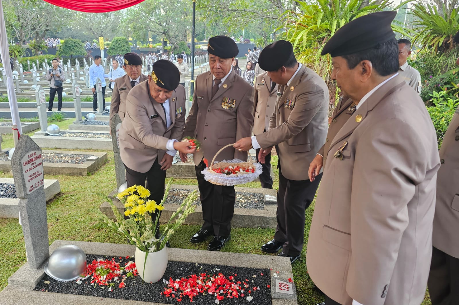 Peringati HUT ke-27 PP Polri, Firli dan purnawiran jenderal polisi ziarah ke TMP Kalibata